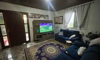 Imagem 4: Velleda oferece magnífica casa com suíte, churrasqueira e quintal encantador, dentro de co