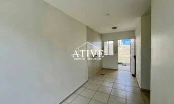 Imagem 3: Casa geminada com portão fechado para locação