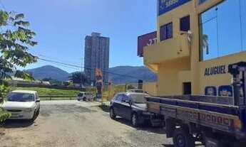 Imagem 2: Prédio comercial no centro de Itapema