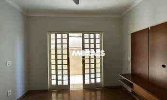 Imagem 2: Casa espaçosa com 3 dormitórios (sendo 2 suítes) para alugar, 250 m² por R$ 3.100/mês - Ja