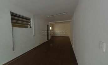 Imagem 2: 1 salão comercial com 30m2 piso frio 1 banheiro porta de aço e blindex