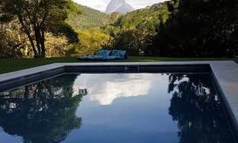 Imagem 3: Propriedade Apaixonante em Itaipava Cercada de Muito Verde