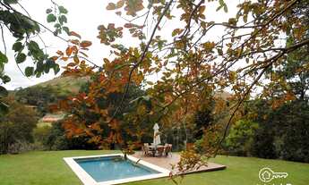 Imagem 2: Propriedade Apaixonante em Itaipava Cercada de Muito Verde