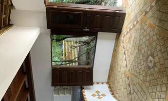 Imagem 2: Casa documentada, com amplo terreno, em rua calçada muito bem localizada