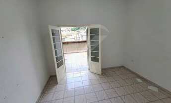 Imagem 2: Casa com 2 quartos, sala, cozinha, banheiro e quintal perto de metrô