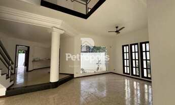 Imagem 2: Sobrado na 204 Sul com 6 quartos sendo 3 suítes e ponto comercial para Avenida com 419,12