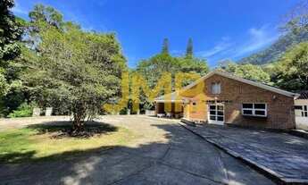 Imagem 3: Bela casa na divisa com a Floresta da Tijuca, em um terreno com 30.000m2 de vegetação nati