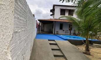 Imagem: Casa de 2 andares com piscina e estacionamento