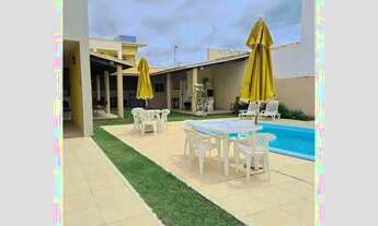 Imagem 4: Aproveite o estilo de vida paradisíaco nesta casa amarela deslumbrante!