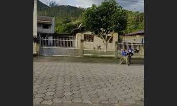 Imagem 3: Casa de material toda murada