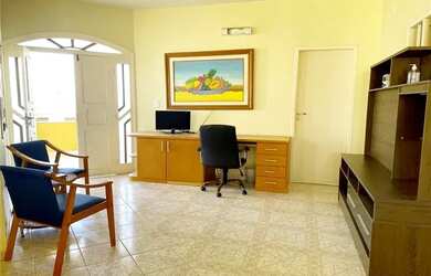 Imagem 7: Aproveite o estilo de vida paradisíaco nesta casa amarela deslumbrante!