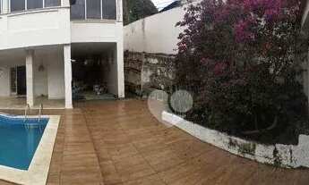 Imagem 3: Oportunidade - Casa duplex com piscina em Laranjeiras!