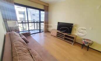 Imagem 3: Flat mobiliado com arrumação de quarto, com cozinha completa com geladeira grande. Sem bur