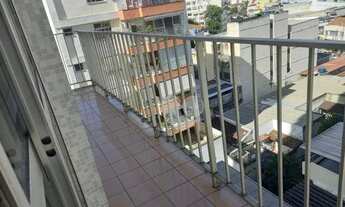 Imagem 2: Apartamento á venda com sacada 2 quartos, 2 banheiros garagem. R$435.000,00- Grajaú - Rio