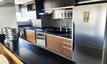 Imagem 3: 2 dormitórios, sala ampla com uma varanda ampliada já com vidro grande na sacada