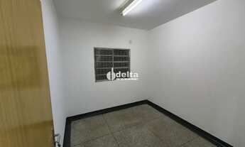 Imagem 3: Casa comercial com Habite-se, disponível para locação no bairro Custódio Pereira em Uberlâ