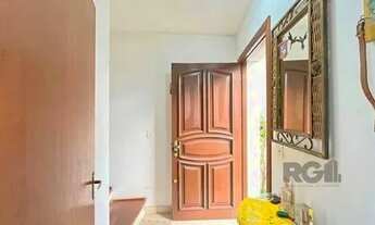 Imagem 3: Casa em Porto Alegre, no bairro Ipanema, com 3 dormitório(s), e 3 banheiros, à v