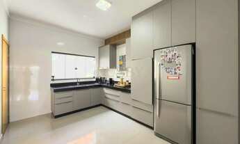 Imagem 6: Casa com planejados no Jardim Itália, pé-direito duplo e área gourmet