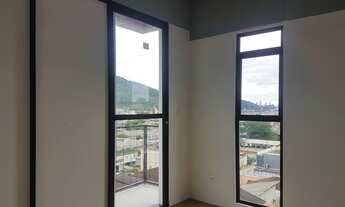 Imagem 3: Apartamento com ótima iluminação. Ambientes arejados e espaçosos. Linda vista para montanh