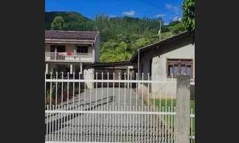 Imagem 2: Casa de material toda murada