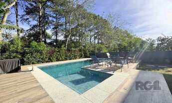 Imagem: Casa em condomínio com pátio, piscina