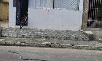 Imagem 2: Casa de vila para venda tem 180 metros quadrados com 2 quartos em Jardim Centenário - Arac