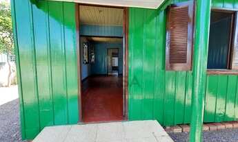 Imagem 2: Ótima casa com 03 dormitórios, sala, cozinha ampla, banheiro social . Possui entrada para