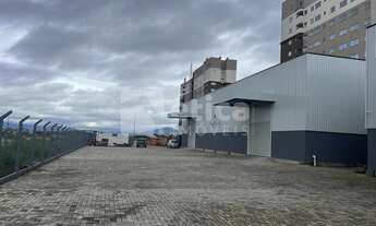 Imagem 2: Locação de Galpão em Itajaí, 740m , escritório, 2 portões e pé direito de 6,8m