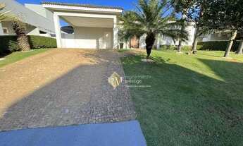 Imagem 2: Linda casa térrea com piscina, disponível para locação no Condomínio Palmeiras Imperiais e