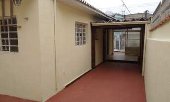 Imagem 4: Casa térrea com 2 dormitórios, 1 suíte e 2 vagas de garagem, quintal nos fundos