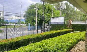 Imagem 2: Compacto em Frente ao Shopping Plaza