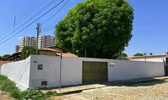 Imagem: Casa com 4 quartos e amplo quintal no bairro