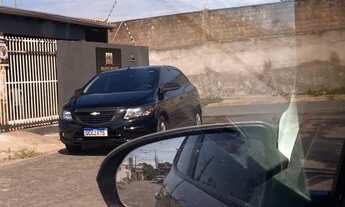 Imagem: Comércio de esquina e casa em Cuiabá/Jardim