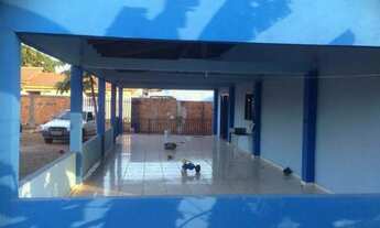 Imagem: Alugo casa com grande área coberta no bairro