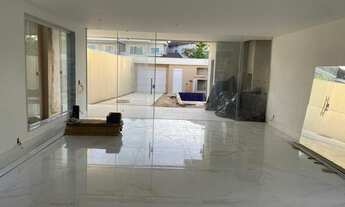 Imagem 2: Casa de condomínio para venda possui 300 metros quadrados com 4 quartos