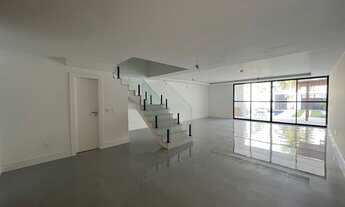 Imagem 4: Casa para venda tem 315 metros quadrados com 5 quartos