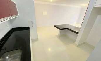Imagem 3: Apartamento de 3 quartos sendo uma suíte reformado com porcelanato a 10 metros da praia do