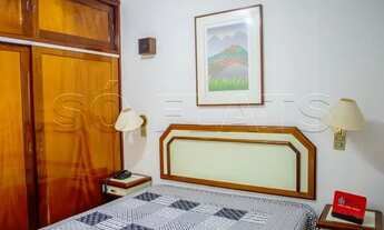 Imagem 7: Flat mobiliado com arrumação de quarto, com cozinha completa com geladeira grande. Sem bur