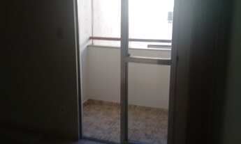 Imagem 2: Alugo excelente apartamento de 2 quartos, com varanda, muito bem localizado