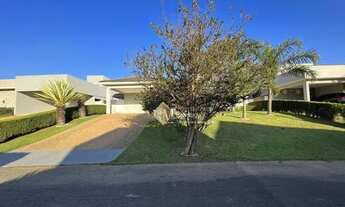 Imagem 4: Linda casa térrea com piscina, disponível para locação no Condomínio Palmeiras Imperiais e