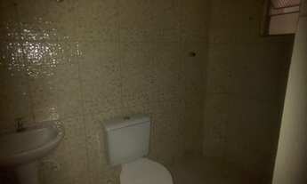 Imagem 6: Aluga se 3 comodos w.c e lavanderia prox de diversos comercios e condução de frente ao imó