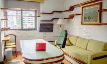 Imagem 1: Flat mobiliado com arrumação de quarto, com cozinha completa com geladeira grande. Sem bur