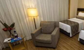 Imagem 4: Flat no Itaim apto diferenciado com varanda e vista pra rua arborizada no coração do Itaim