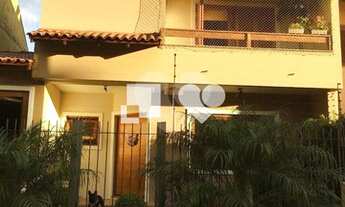 Imagem: Sobrado com ampla sacada e closet na suite