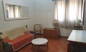 Imagem 2: Flat mobiliado com arrumação de quarto, com cozinha completa com geladeira grande. Sem bur