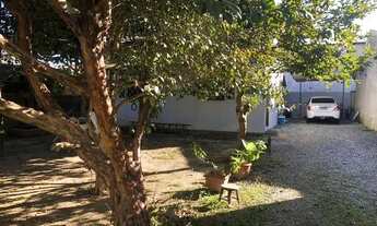 Imagem: Casa á venda com amplo terreno no bairro