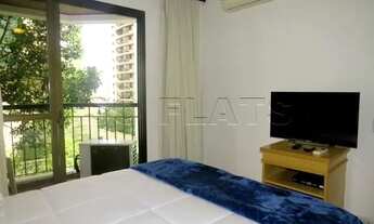 Imagem 4: Flat mobiliado com 2 dormitórios, andar alto, sala e suíte avarandadas. Sem fiador