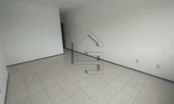 Imagem 6: Viva com luz natural e localização imbatível na Agronômica a 1 quadra da Beira-Mar