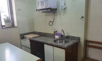 Imagem 3: Flat mobiliado com arrumação de quarto, com cozinha completa com geladeira grande. Sem bur