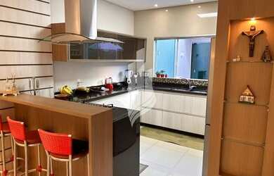 Imagem 4: Lindo sobrado de alto padrão, com piscina, semi mobiliado, localizado no bairro Água Verde